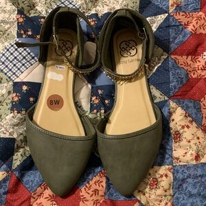 Daisy Fuentes Women's Green Ankle Strap Flats